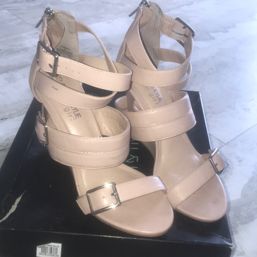 Nude wedges